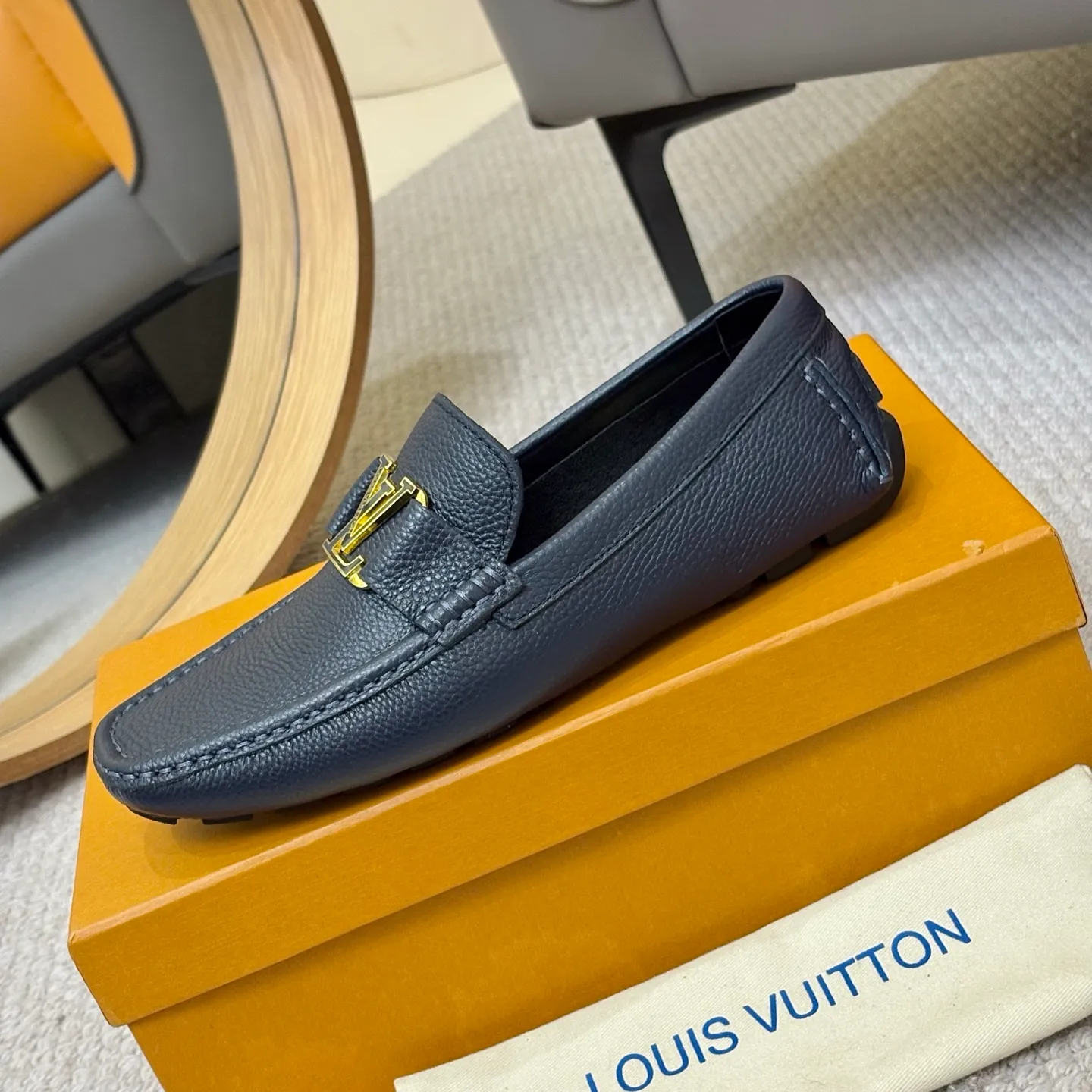Men's men's shoes 💰420 (Yangli) LV 2⃣️0⃣️2⃣️5️⃣Spring and summer counter GLORIA series models ✈️Original factory special leather production, original last type. A classic driving slip-on casual shoe that shows an elegant style with exquisite craftsmanship details such as Monogram embossing all over the upper🌀Italian imported calfskin fabric Sheepskin foot pads➕Inside～Private mold replica sole Unique style Comfortable driving slip-on Size: 4-12 (38-46) Comes with [Counter packaging: original box, wrapping paper, card, instruction manual, shoehorn, cloth bag] No pressure to enter and leave the counter!